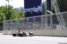 Formula 1 pilotlarının sonuncü sərbəst yürüşü başladı (FOTO)