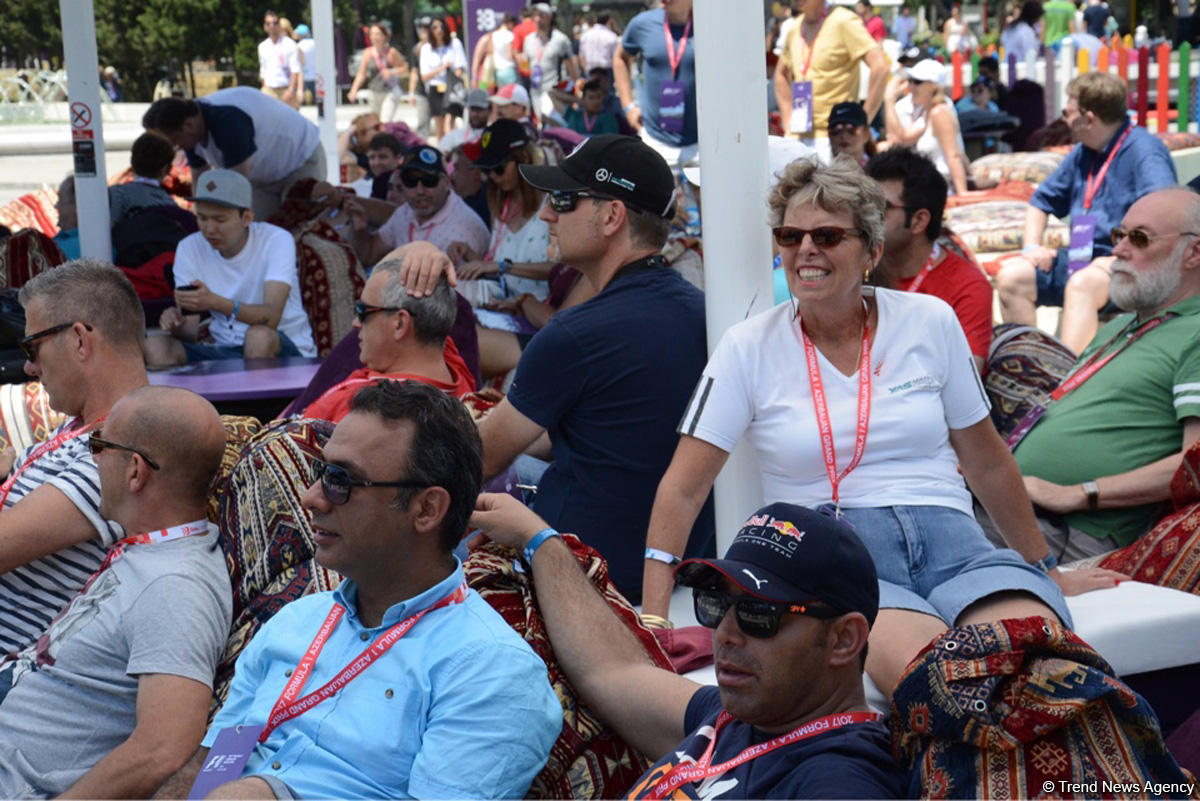 F1 pilots’ autograph session gets in action (PHOTO)