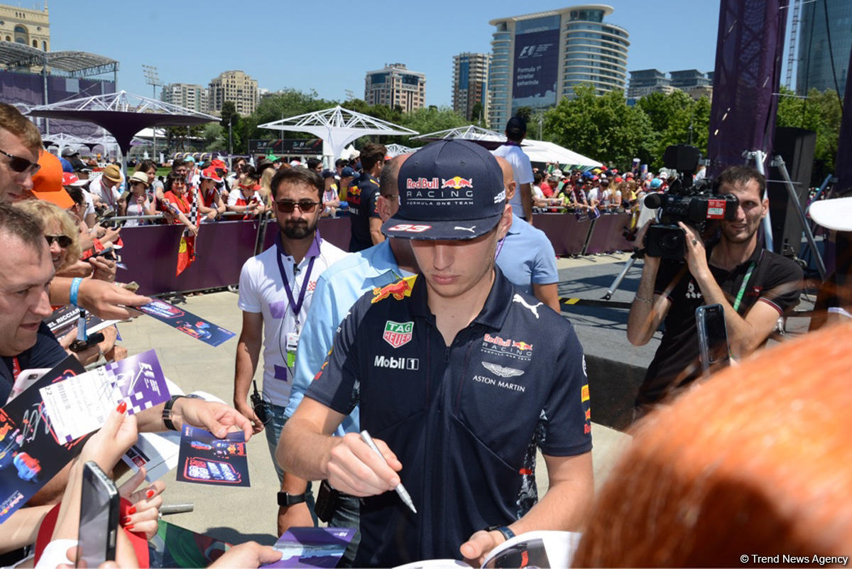 Baku hosts first autograph session of pilots at Formula 1 SOCAR Azerbaijan Grand Prix