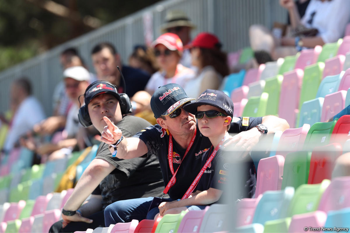 Fans viewing F1 Azerbaijan Grand Prix in Baku (PHOTO)