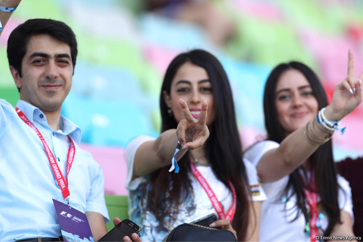 Fans viewing F1 Azerbaijan Grand Prix in Baku (PHOTO)