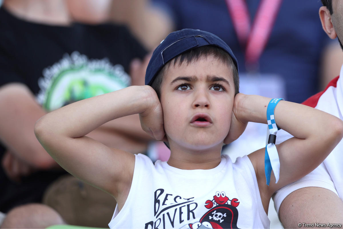 Fans viewing F1 Azerbaijan Grand Prix in Baku (PHOTO)