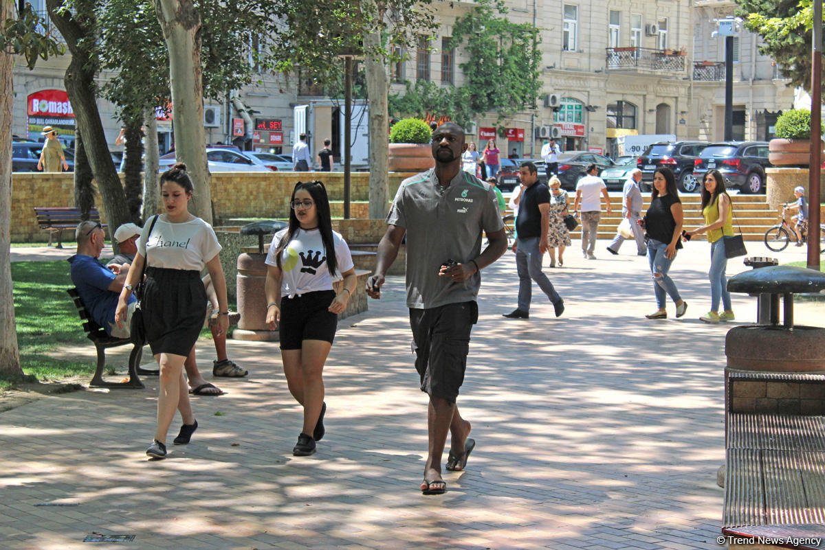 Фанаты Формулы-1 изучают достопримечательности азербайджанской столицы (ФОТОСЕССИЯ)