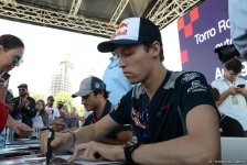 F1 pilots’ autograph session in Baku (PHOTO)