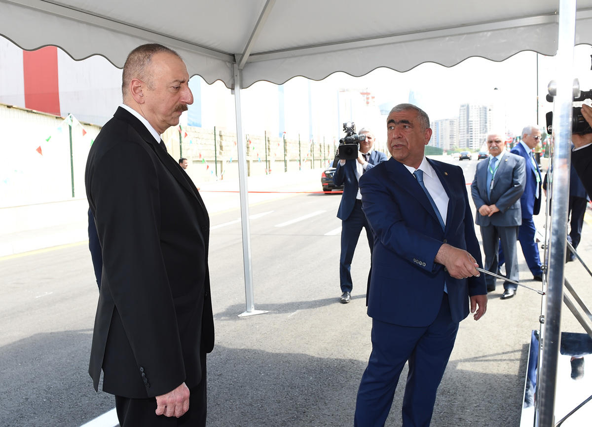 Президент Ильхам Алиев принял участие в открытии новой дороги в Баку (ФОТО)