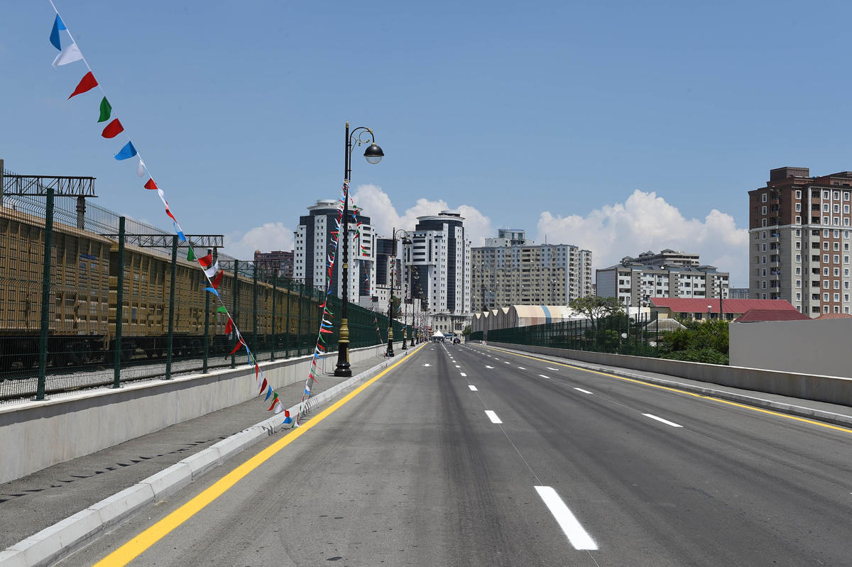 Президент Ильхам Алиев принял участие в открытии новой дороги в Баку (ФОТО)