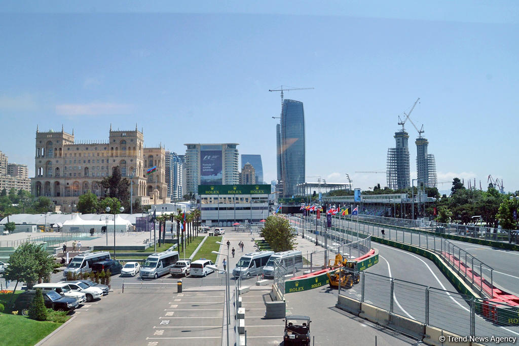 В развлекательной зоне F1 Village в Баку проходит автограф-сессия пилотов Формулы 1 (ФОТОСЕССИЯ)