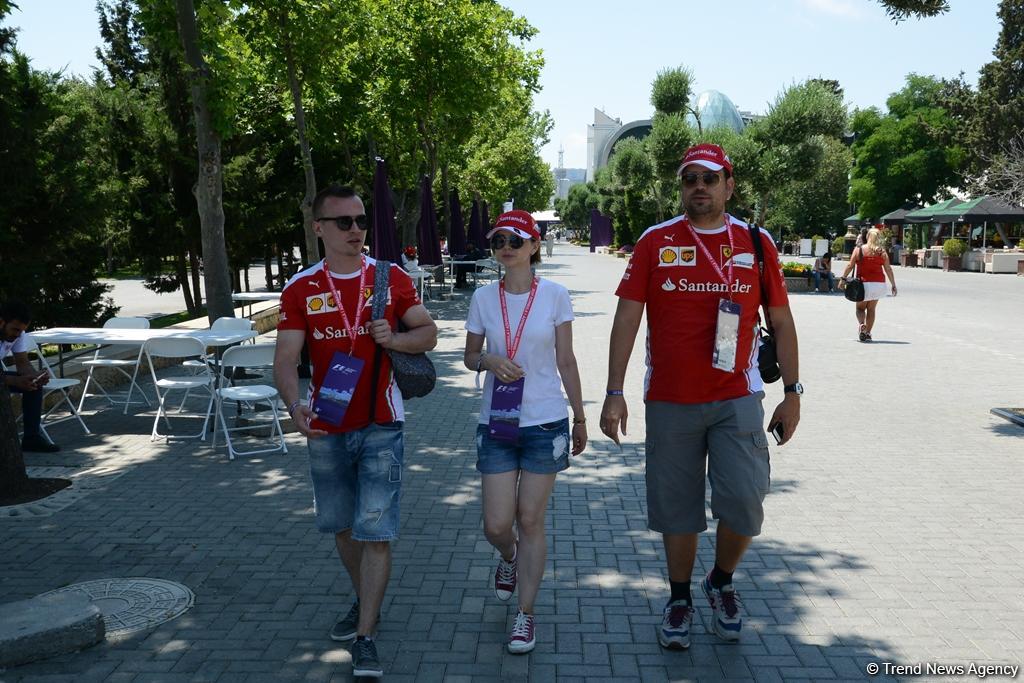 F1 pilots’ autograph session in Baku (PHOTO)