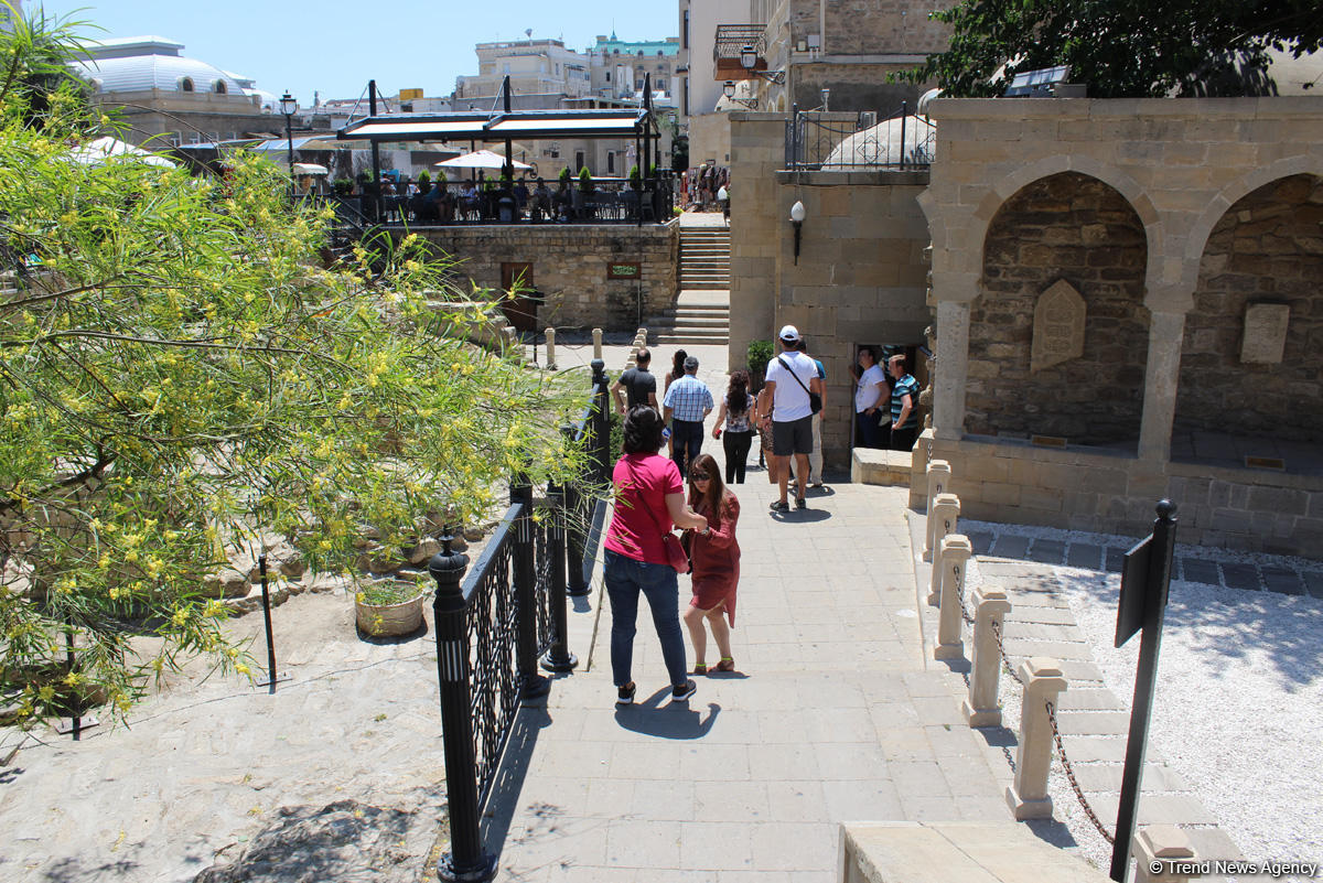 F1 fans viewing tourist attractions of Baku (PHOTO)