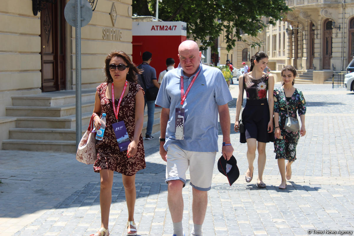 F1 fans viewing tourist attractions of Baku (PHOTO)