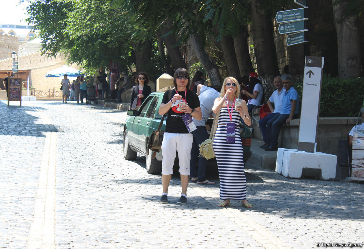 F1 fans viewing tourist attractions of Baku (PHOTO)