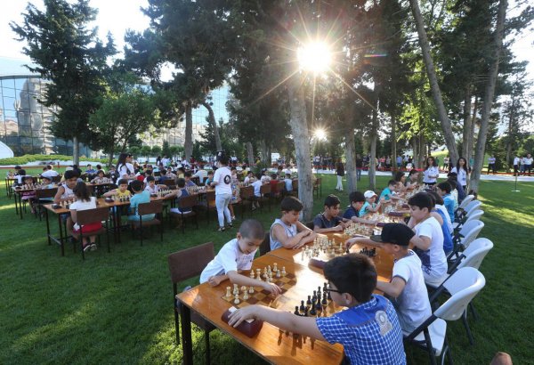 В парке Центра Гейдара Алиева прошел шахматный турнир среди детей (ФОТО)