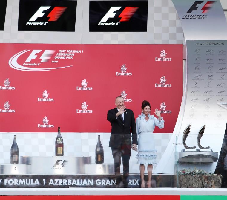 Ilham Aliyev, his spouse present trophies to F1 Azerbaijan Grand Prix winners (VIDEO)