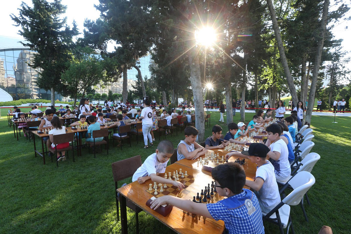 В парке Центра Гейдара Алиева прошел шахматный турнир среди детей (ФОТО)