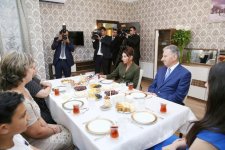 Первый вице-президент Азербайджана Мехрибан Алиева приняла участие в церемонии выдачи новых квартир семьям вынужденных переселенцев (ФОТО) (версия 2)