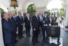 Prezident İlham Əliyev Varşavada “Naməlum əsgər” abidəsini ziyarət edib (FOTO)