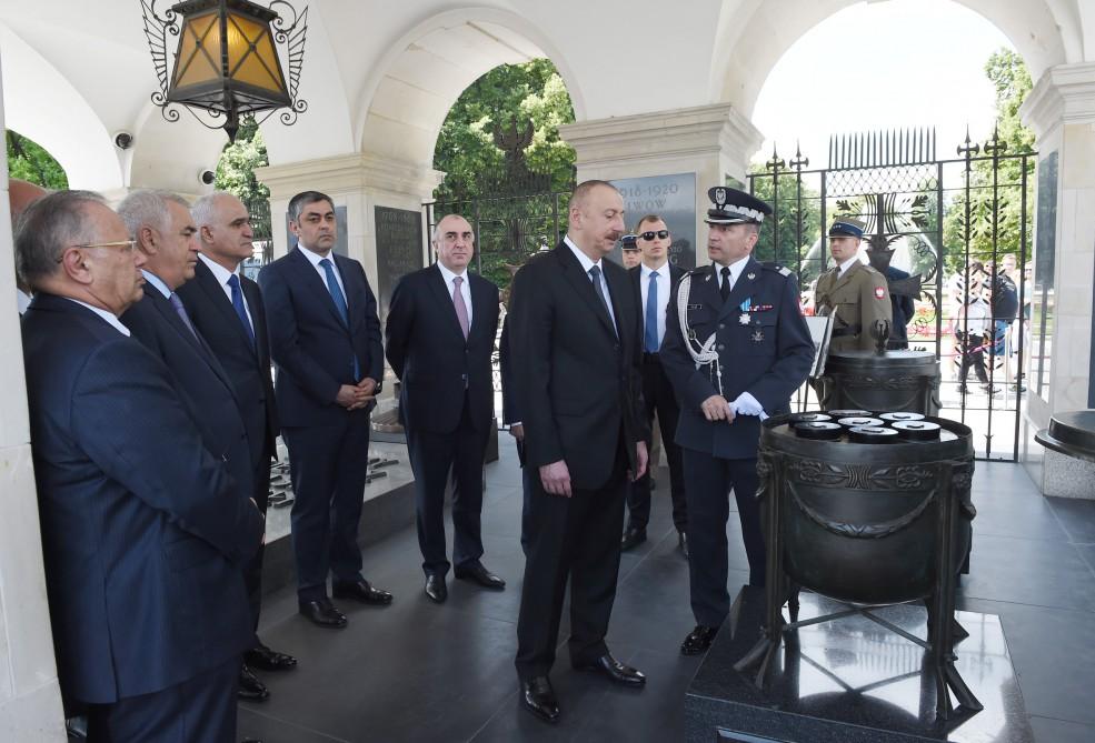 Президент Ильхам Алиев посетил памятник Неизвестному солдату в Варшаве (ФОТО) (версия 2)