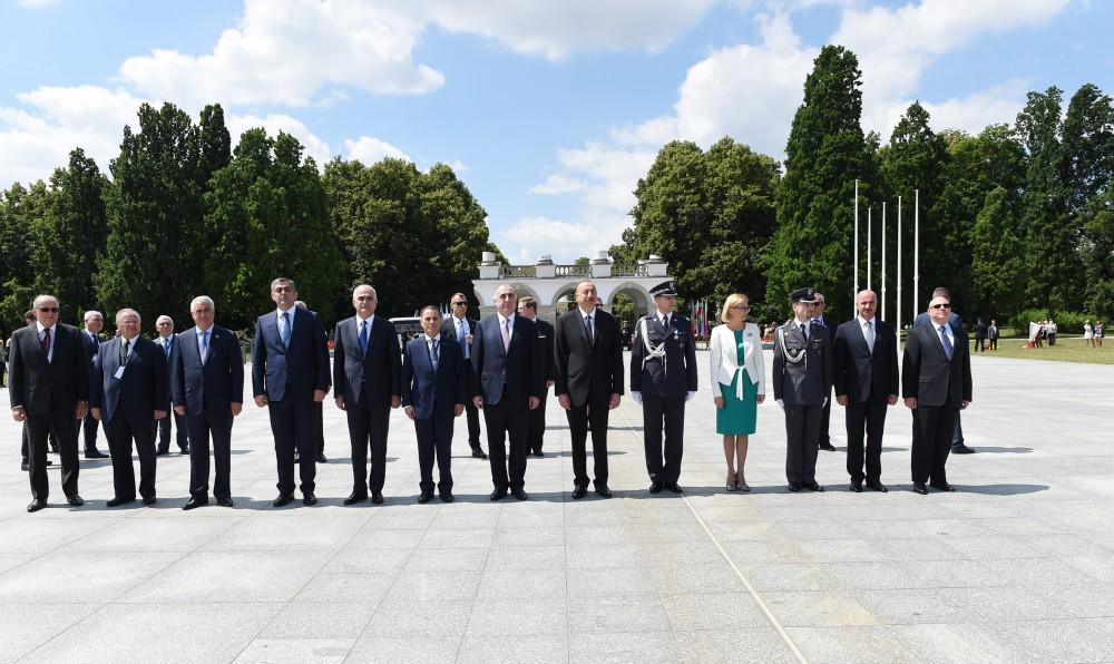 Президент Ильхам Алиев посетил памятник Неизвестному солдату в Варшаве (ФОТО)