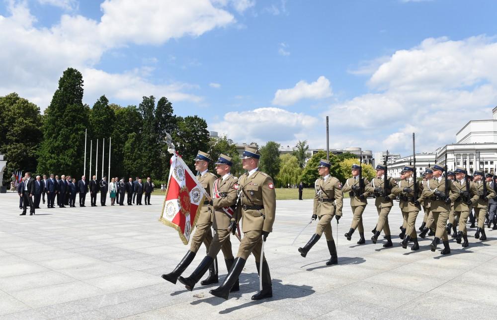 Президент Ильхам Алиев посетил памятник Неизвестному солдату в Варшаве (ФОТО)