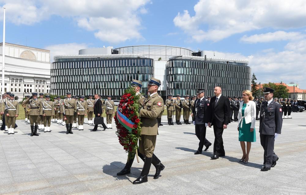 Президент Ильхам Алиев посетил памятник Неизвестному солдату в Варшаве (ФОТО) (версия 2)