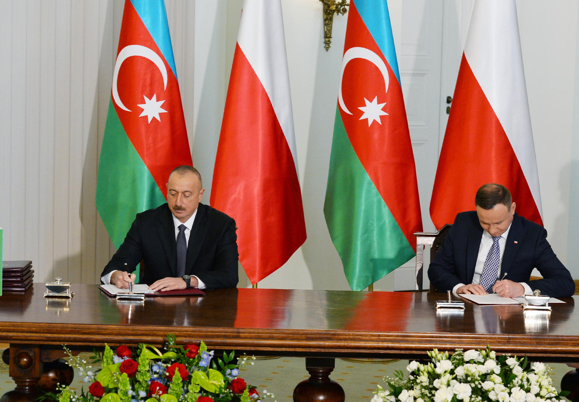 Azerbaijan, Poland sign documents (PHOTO)