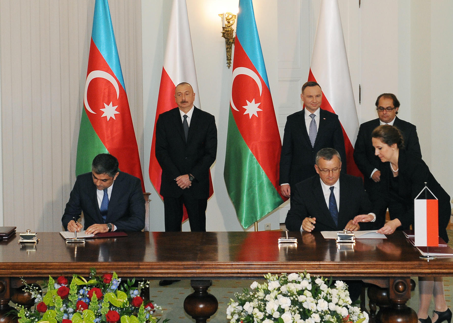 Azerbaijan, Poland sign documents (PHOTO)