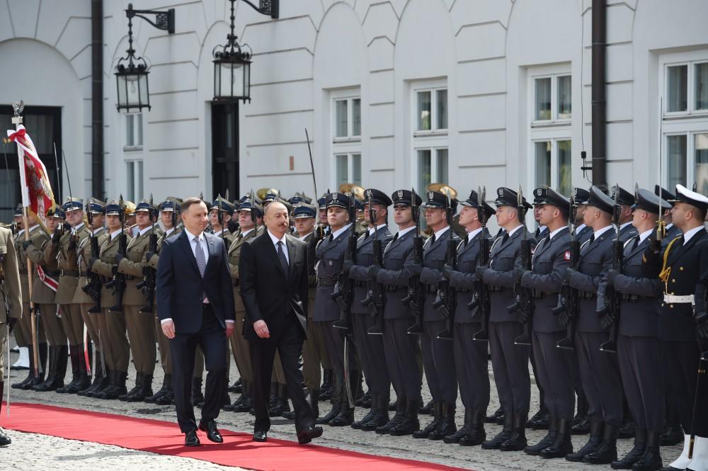 Azərbaycan Prezidenti İlham Əliyevin Varşavada rəsmi qarşılanma mərasimi olub (FOTO)