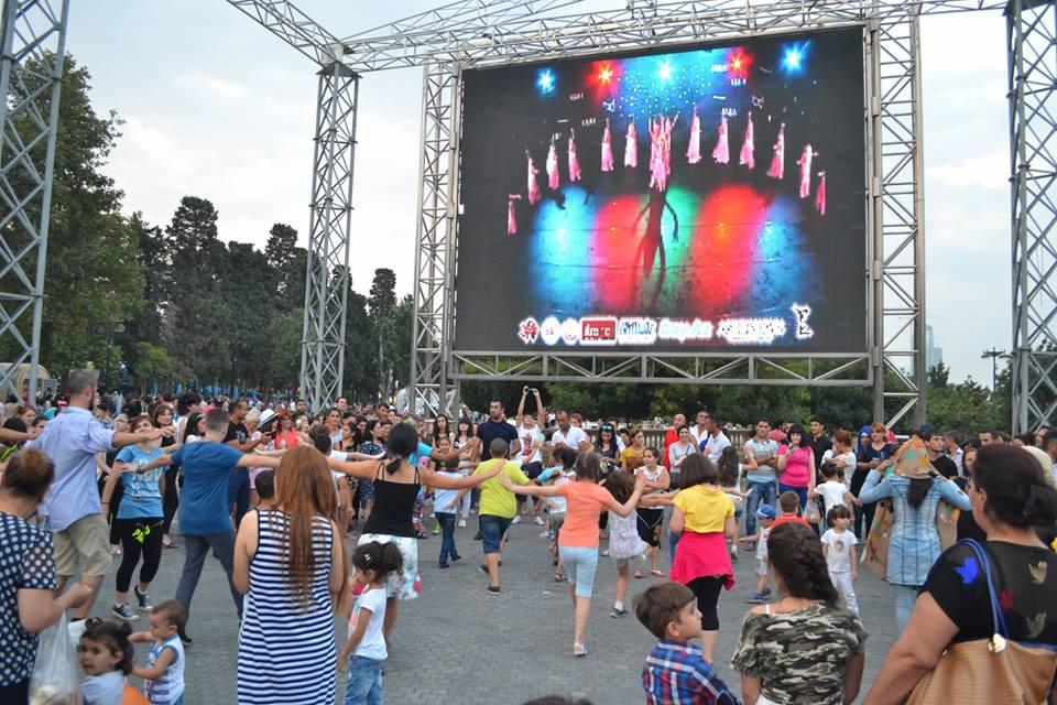 Танцуют все! Каждый летний уик-энд на Бакинском бульваре (ФОТО)