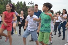 Танцуют все! Каждый летний уик-энд на Бакинском бульваре (ФОТО)