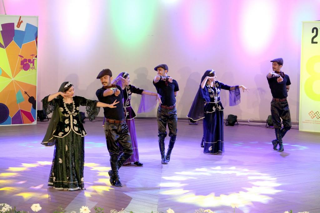 Şəki festivalında “Təbriz” rəqs qrupunun çıxışı maraqla qarşılanıb (FOTO)