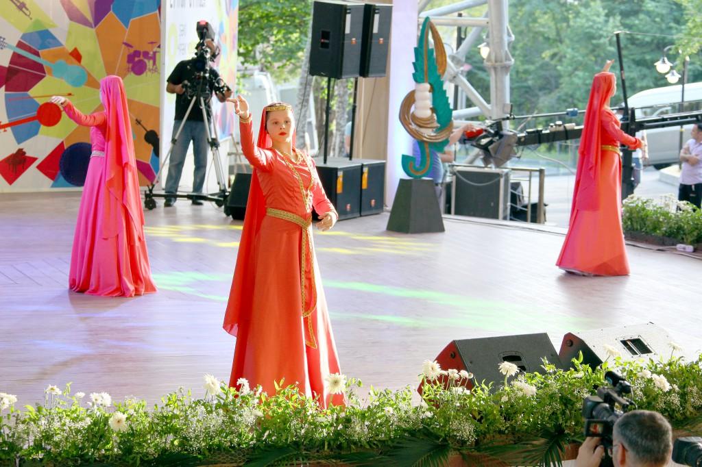Şəkidə “İpək Yolu” festivalında Gürcüstanın “Tolige” uşaq xoreoqrafik ansamblının konserti təqdim olunub (FOTO)