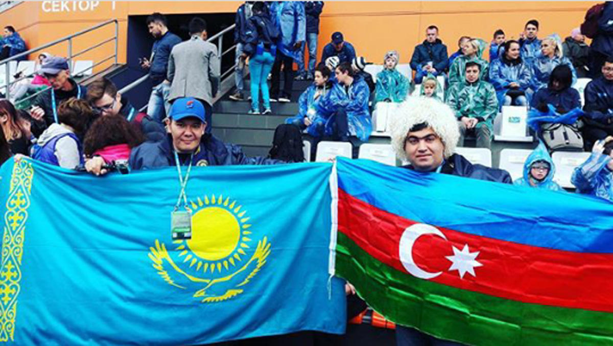 Юные азербайджанцы в Санкт-Петербурге: мирное небо и футбольное поле (ФОТО)