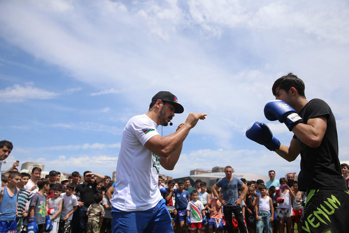 Azerbaijani kickboxer holds master class in Heydar Aliyev Center park (PHOTO)