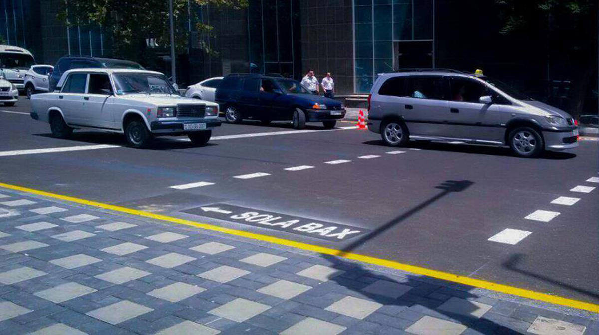 На пешеходные «зебры» в Баку наносится предупреждающая информация (ФOTO)