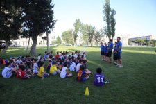 Heydər Əliyev Mərkəzinin parkında uşaqlar arasında futbol turniri olub (FOTO)