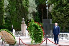 Азербайджанские дипломаты посетили Аллею почетного захоронения и Аллею шехидов (ФОТО)