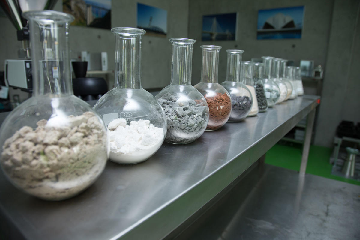 Лаборатория гарантирует качество продукции завода Norm Sement - ФОТО