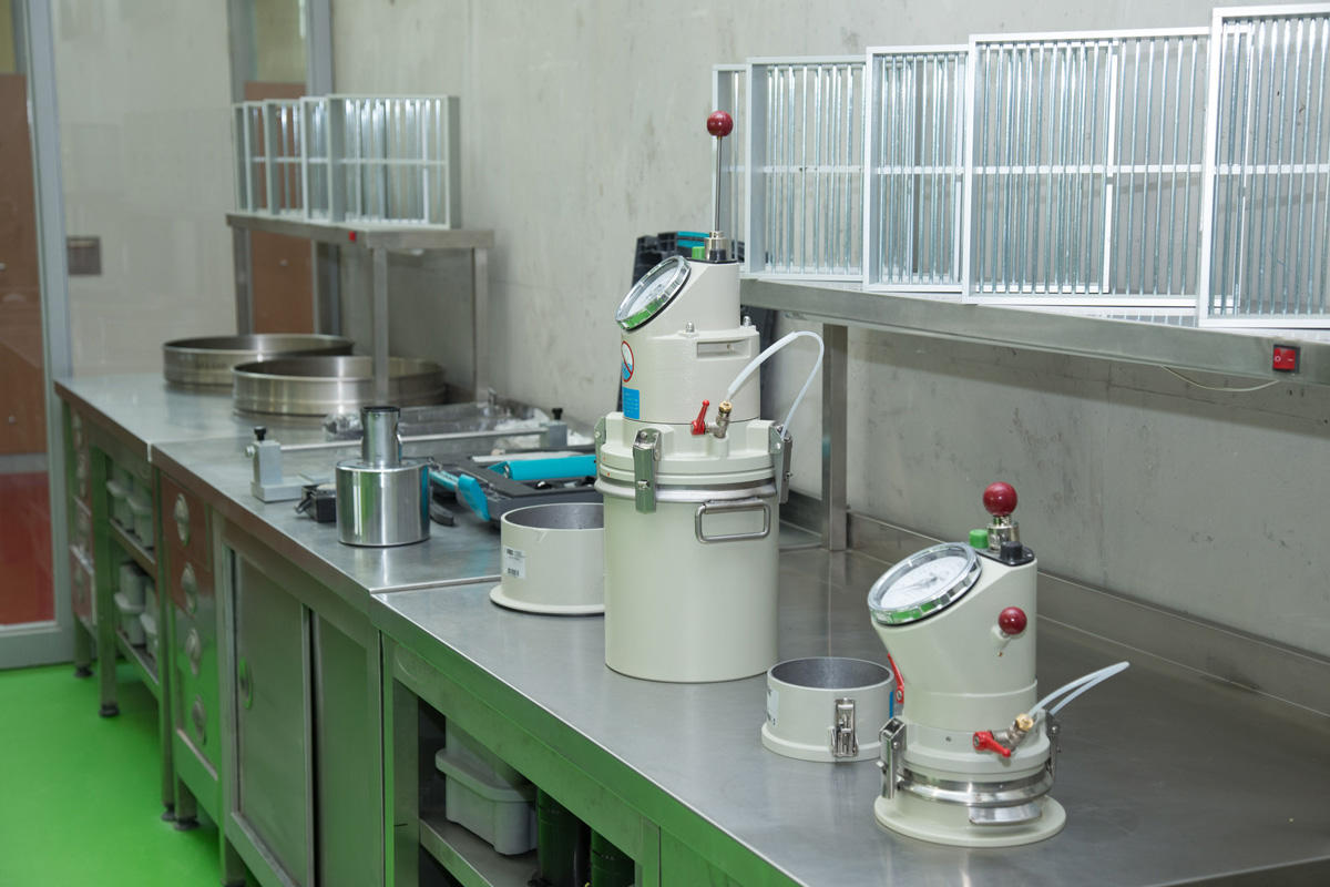 Лаборатория гарантирует качество продукции завода Norm Sement - ФОТО