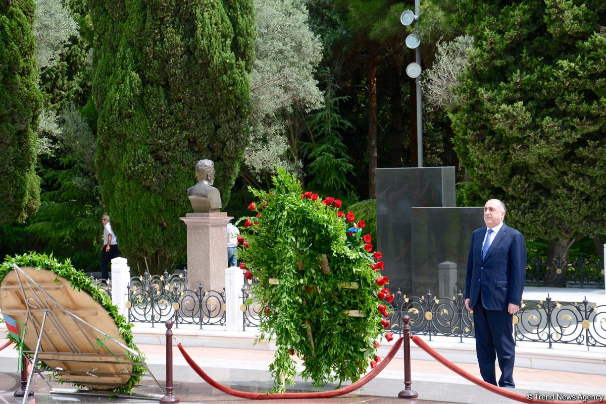 Xarici İşlər Nazirliyinin kollektivi ümummilli lider Heydər Əliyevin məzarını və Şəhidlər xiyabanını ziyarət edib (FOTO)