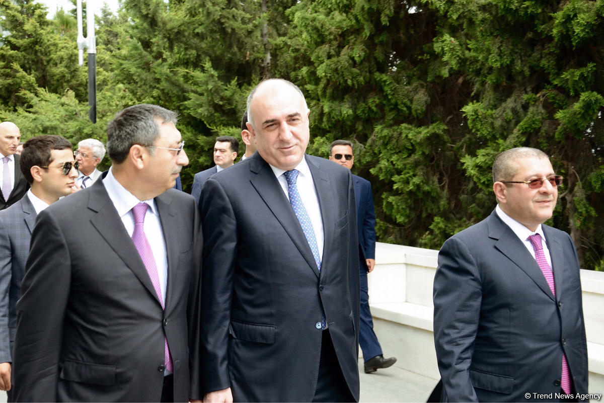 Азербайджанские дипломаты посетили Аллею почетного захоронения и Аллею шехидов (ФОТО)