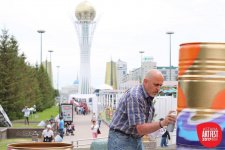 Креативные бочки из Азербайджана удивили гостей фестиваля в Казахстане (ФОТО)