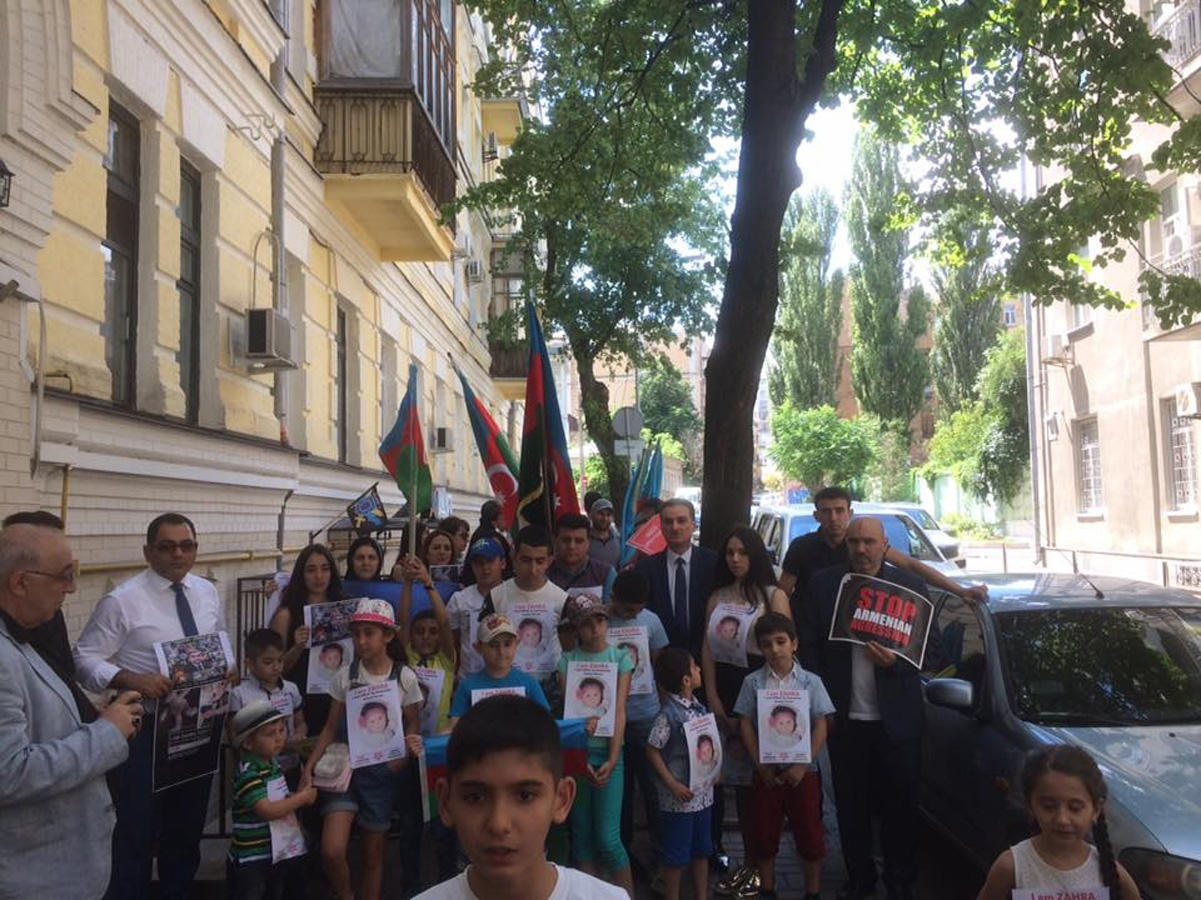 Перед офисом ОБСЕ в Киеве прошла акция протеста в связи с последней армянской провокацией (ФОТО)