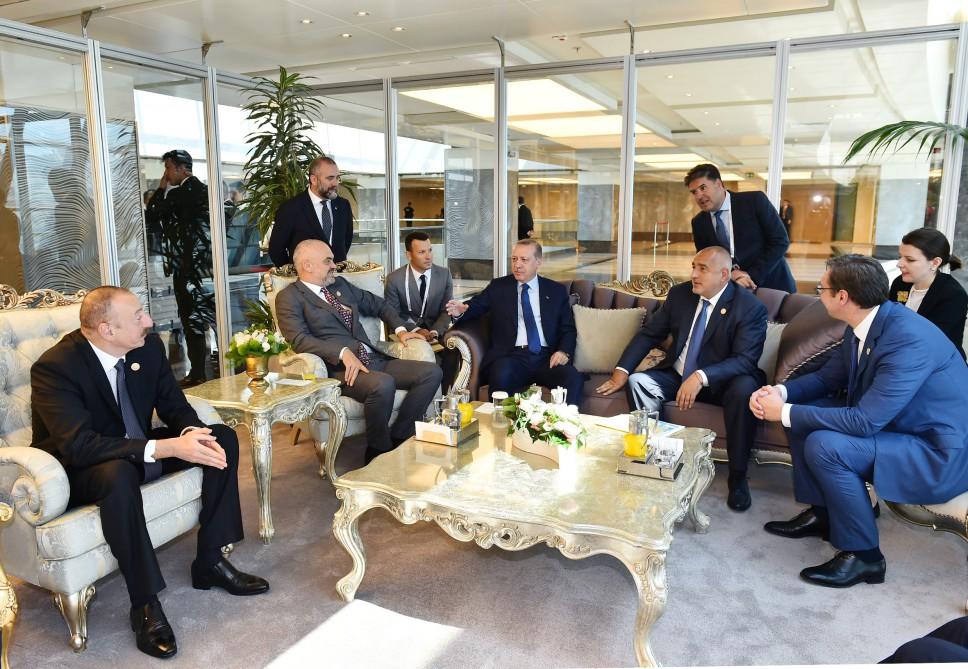 Prezident İlham Əliyev 22-ci Dünya Neft Konqresində iştirak edən dövlət və hökumət başçıları ilə görüşüb (FOTO)