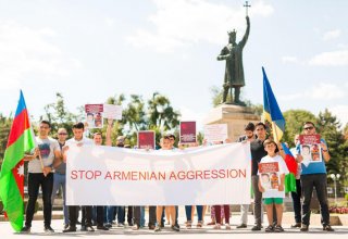Азербайджанцы Молдовы провели акцию протеста перед посольством Армении (ФОТО)