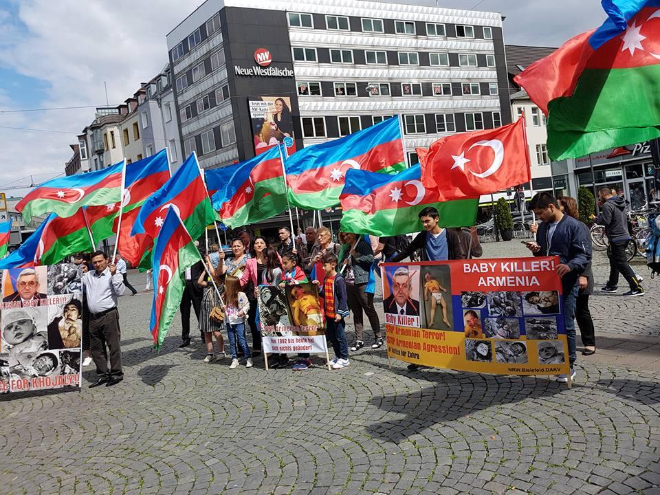 В немецком Билефельде прошла акция протеста в связи с военной провокацией Армении (ФОТО)