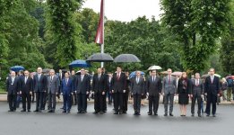 Prezident Riqada "Azadlıq" abidəsini ziyarət edib (FOTO)