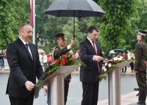 Ilham Aliyev visits Freedom Monument in Latvia (PHOTO)