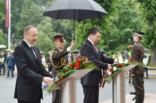 Президент Ильхам Алиев посетил памятник «Свободы» в Риге (ФОТО)