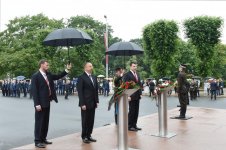 Ilham Aliyev visits Freedom Monument in Latvia (PHOTO)