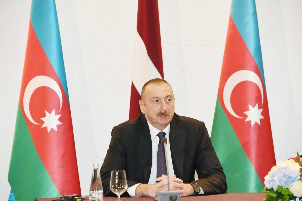 Президенты Азербайджана и Латвии выступили с заявлениями для печати (ФОТО)